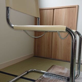 パソコンデスクとイタリア製のイスの画像
