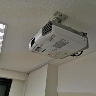 会議用テーブル、オフィス用イス、プロジェクター、プラズマテレビ、ホーローホワイトボード、セット販売の画像