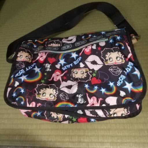ベティーのショルダーバッグ。新品。