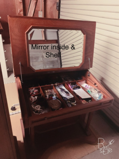 アンティークドレッサーのようでアクセサリーケース什器ショップなど