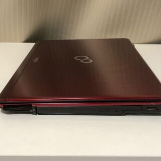 【11/3までに受け渡しできる方表示金額より1,000円割引】【おしゃれなガーネットレッドのFujitsu製小型ノートPC】【Core i3第二世代・webカメラ搭載】Core i3 2350M メモリ4GB HDD500GB DVDスーパーマルチ WiFi搭載 Win10 Homeの画像