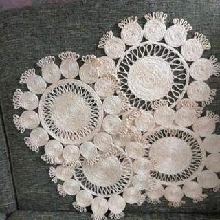 天然素材で出来ているハンドメイドのテーブルマット4枚の画像