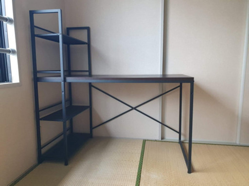 テーブルと本棚