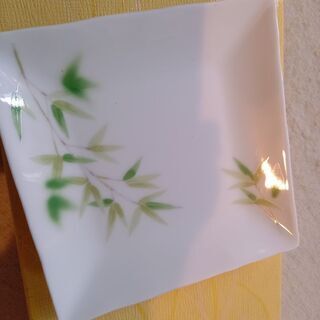 未使用の皿の画像