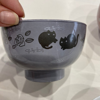 子供用のアンパンマン、キティちゃんの茶碗の画像