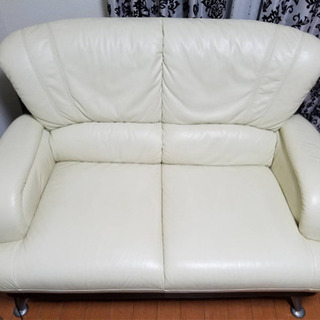 白レザーソファー