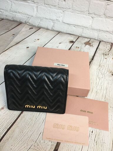 【新品未使用】ミュウミュウ　ナッパレザー 二つ折り財布　黒
