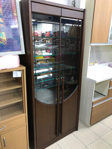 オシャレなガラス棚♪ ウッド調 ライト付き キャビネット