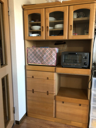 中古品　食器棚　運ぶときは上下分かれます