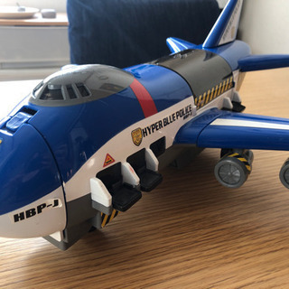 トミカが載せられる飛行機のおもちゃ　ハイパーブルーポリスの画像