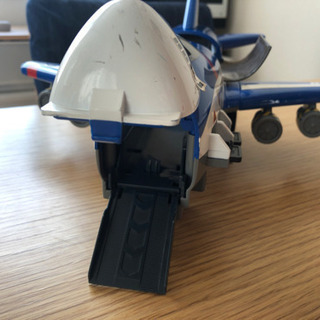 トミカが載せられる飛行機のおもちゃ　ハイパーブルーポリスの画像