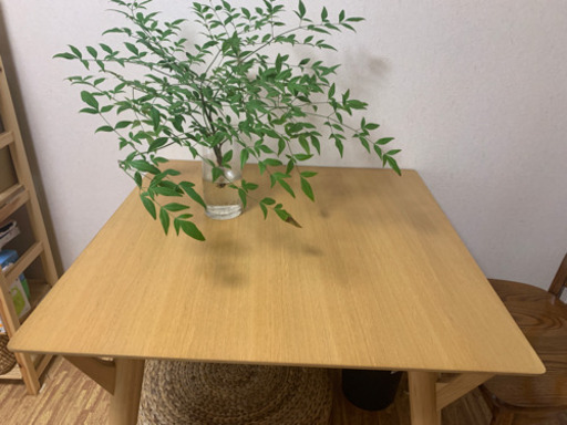 ダイニングテーブルと木製椅子