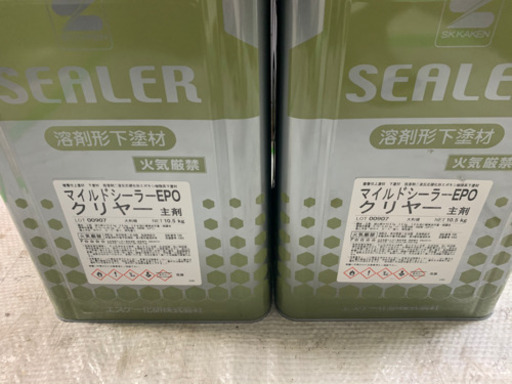 屋根の下塗り　一缶新品です。後一缶は3分の二以上ははいっています。