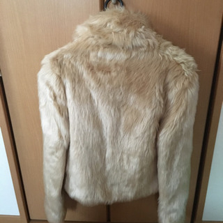【未使用】ふんわりフェイクファーアウター　Mサイズ　リボン取り外し可の画像