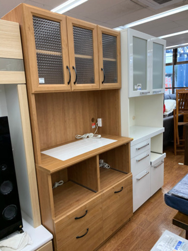 ナチュラル系統の3枚扉のレンジボードです♪