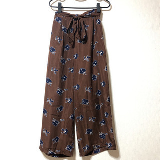 新品未使用！花柄ガウチョパンツ