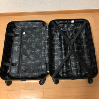 旅行用キャリーバック ハワイアン柄 黒の画像