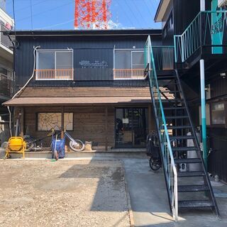 オシャレなカフェやレザーショップが入居する、個性的でおもしろいア...