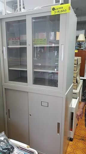 鍵付き　上下保管庫