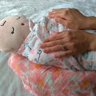 【無料モニター募集】赤ちゃんの背中スイッチ対策に！おくるみタッチケア