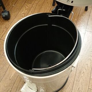ペダルゴミ箱 アイボリーの画像