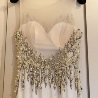 美しく光るロングドレスの画像