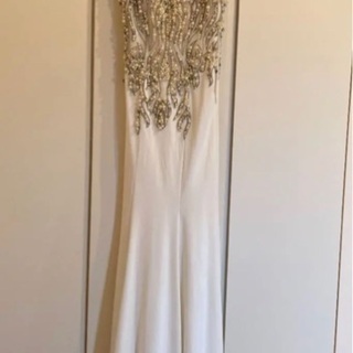 美しく光るロングドレスの画像