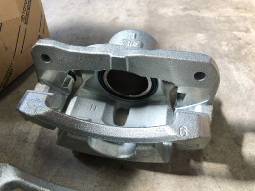 70系ヴォクシー　フロントブレーキキャリパーASSY