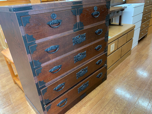 どこか味のあるノダエ工芸の民芸箪笥です！