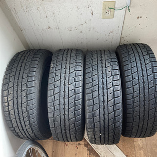 ダンロップタイヤ　スタッドレス(205/65R15)