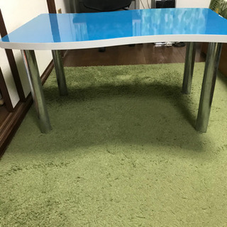 ブルーのテーブルの画像