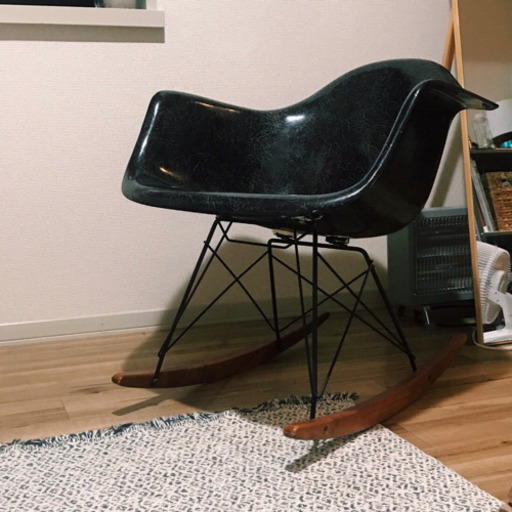 チャールズ＆レイ・イームズデザインのFRP製アームシェルチェア　ロッカーベース