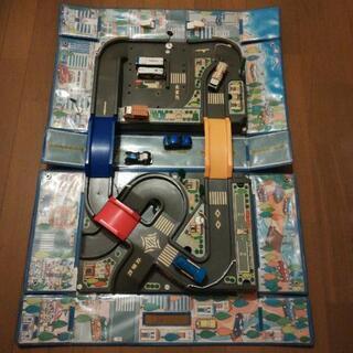 トミカ おでかけ立体マップ 赤 青 セットの画像