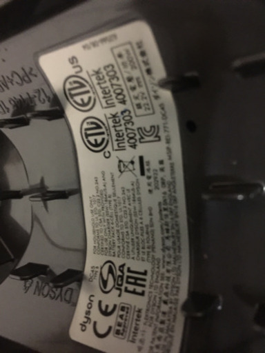 ダイソンハンディクリーナー。充電機付き。1度だけ少し使用しただけなのでとても綺麗です。
