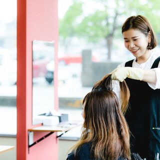 【日曜定休・完全週休二日制・残業なし・ブランクOK】ヘアカラー専門店の美容師（カラーリスト）の画像