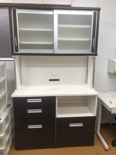 【リサイクルサービス八光、田上店 配達・設置OK】エナメルホワイト&ダークブラウン大型食器棚　2口コンセント付