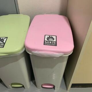10月末閉店の為急ぎ　ペダル式ゴミ箱  分別  3個ありの画像