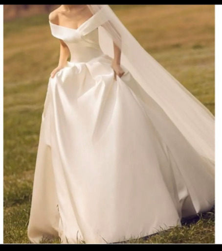 ウェディングドレス　白　プリンセス　オフショルダー