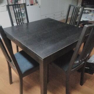 IKEAの伸長式ダイニングテーブルとダイニングチェア 