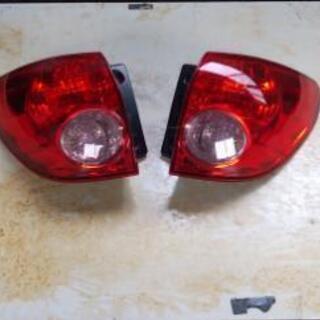 日産ウイングロード　テールレンズ