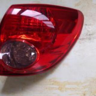 日産ウイングロード　テールレンズの画像