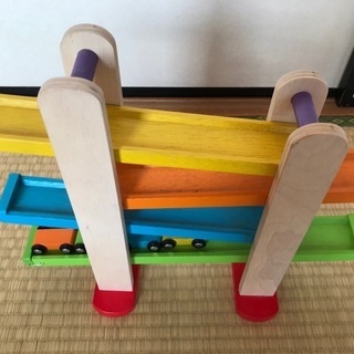 木のおもちゃ　スロープ　車の画像