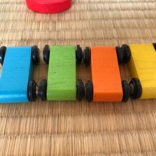 木のおもちゃ　スロープ　車の画像