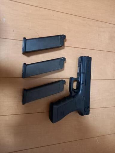 【取引中】エアガンGLOCK18ガス　中古ハンドガン　マガジン3個