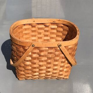 木で編んだ取っ手付きのカゴ。ビッグサイズなので屋外活動でいかがで...