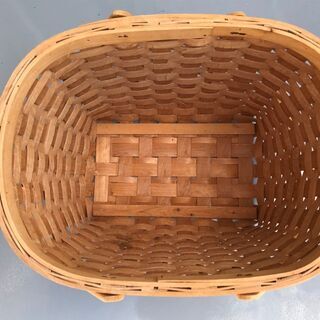 木で編んだ取っ手付きのカゴ。ビッグサイズなので屋外活動でいかがでしょう。の画像