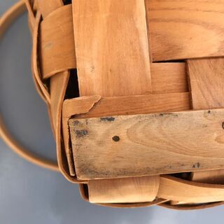 木で編んだ取っ手付きのカゴ。ビッグサイズなので屋外活動でいかがでしょう。の画像