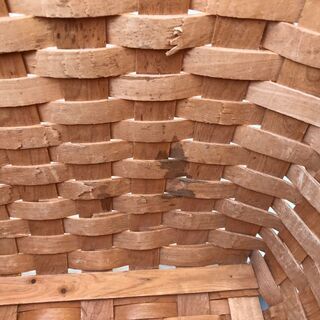 木で編んだ取っ手付きのカゴ。ビッグサイズなので屋外活動でいかがでしょう。の画像