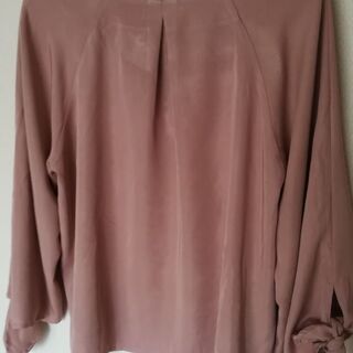ナチュラルビューティーベーシック　スモークピンク　ブラウス　Mの画像