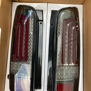 NV350 キャラバン　LEDテールランプ　前期　(ジャンク品)